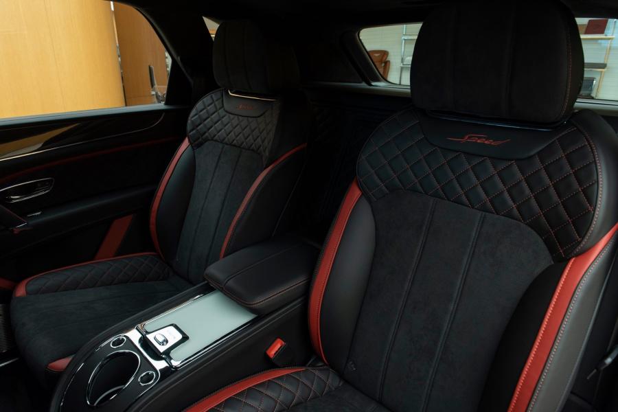 Интерьер Bentley Bentayga Speed Blackline (Granite) 2020 года  (UAE) (фото 9 из 10)